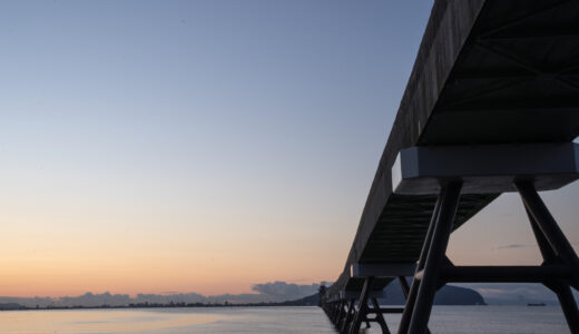 函館北斗でおすすめの朝焼けスポット｜函館山とセメント桟橋を函館湾から望む