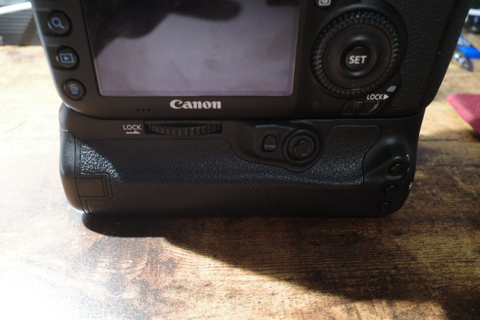 CanonキャノンEOS7D おまけ純正バッテリーグリップ付カメラ